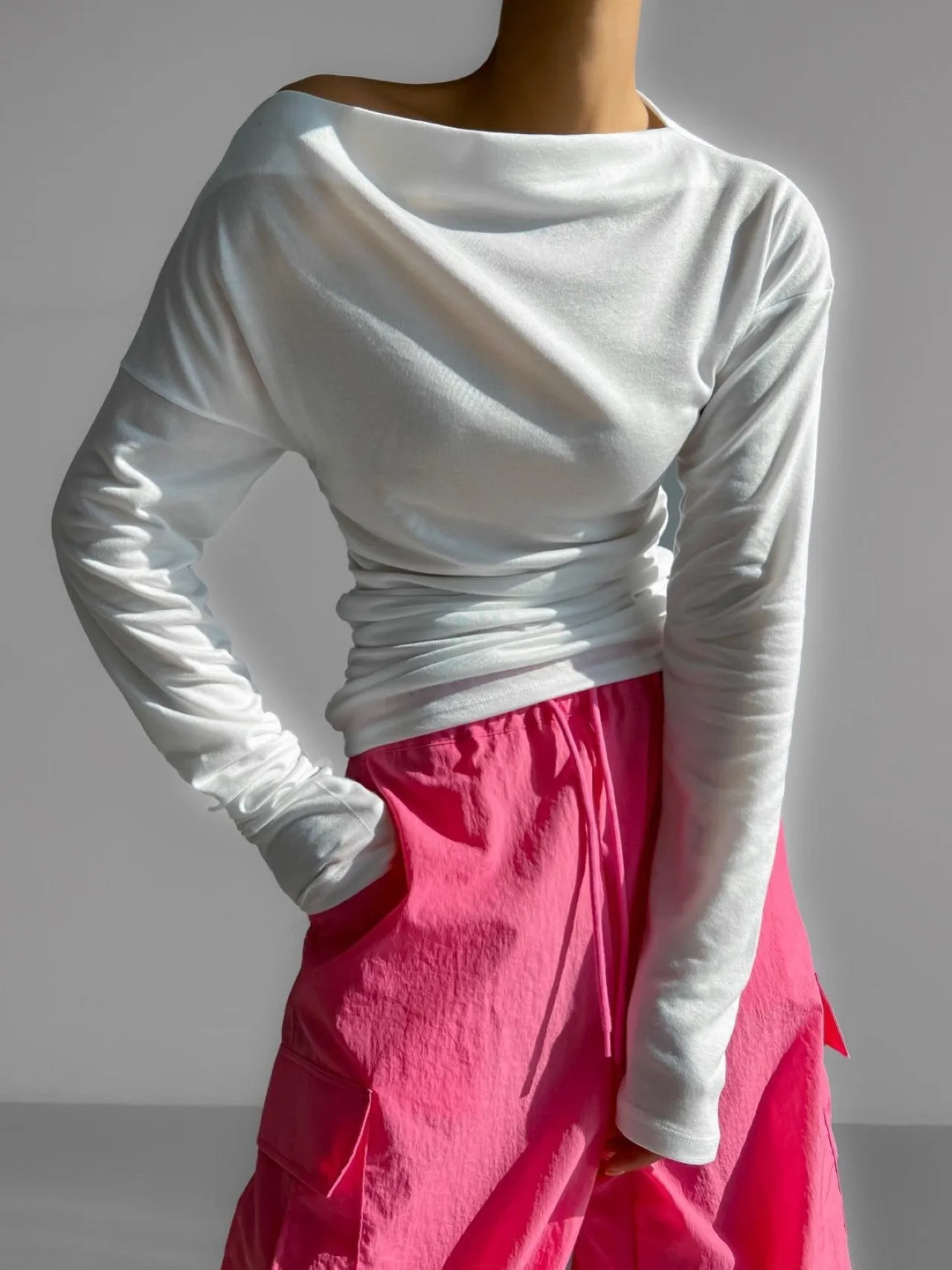 SIDE SHIRRED DRAPED BOATNECK TOP