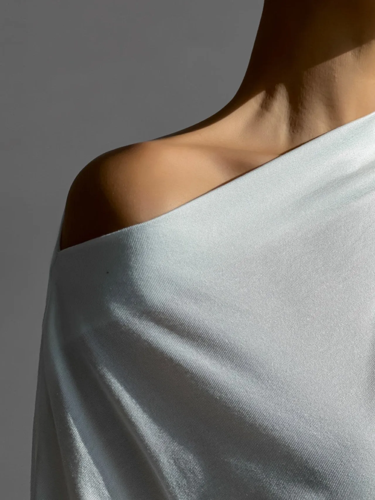 SIDE SHIRRED DRAPED BOATNECK TOP