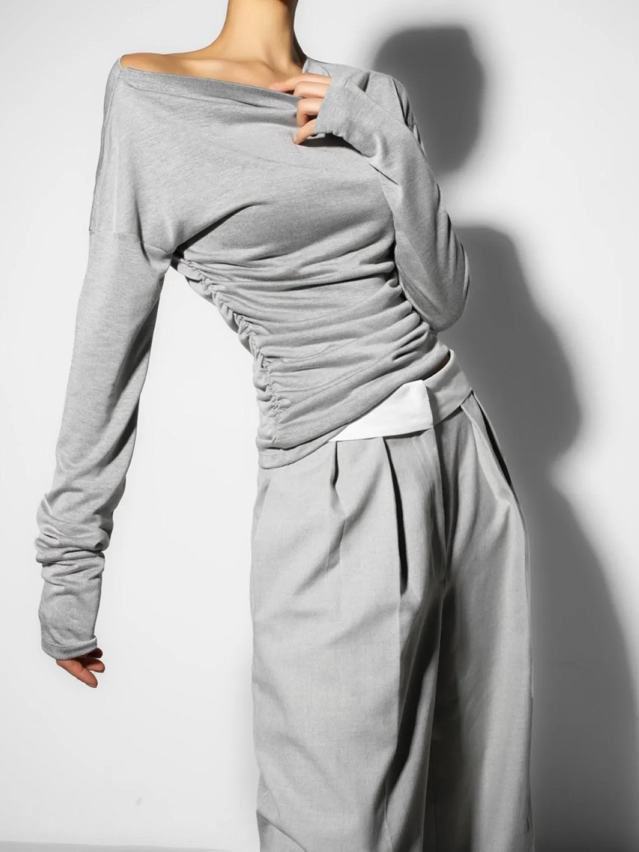 SIDE SHIRRED DRAPED DETAIL BOATNECK TOP